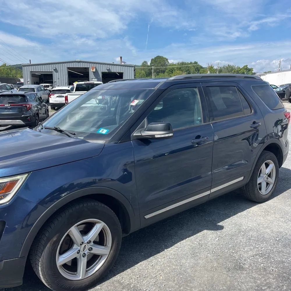 Used 2017 Ford Explorer XLT w/ Equipment Group 202A AWD/4WD image 2