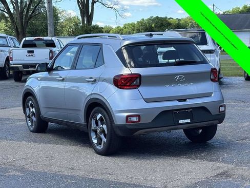 Used 2023 Hyundai Venue SEL FWD image 2