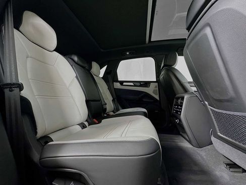 Used 2025 Porsche Cayenne image 28