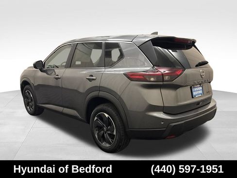 Used 2024 Nissan Rogue SV AWD/4WD image 8
