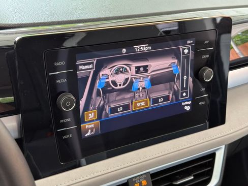 Used 2025 Volkswagen Taos SE w/ Panoramic Sunroof Package FWD image 7