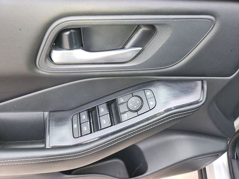 Used 2025 Nissan Rogue SV image 28