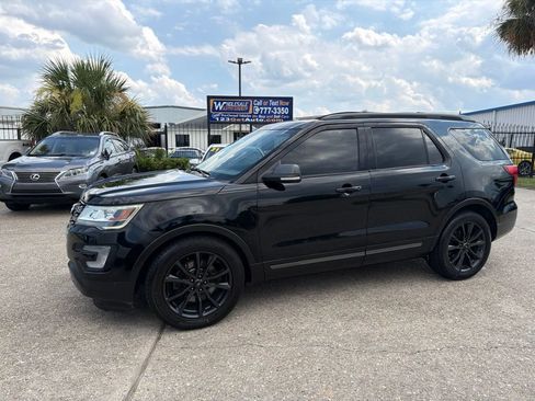 Used 2017 Ford Explorer XLT w/ Equipment Group 202A FWD image 5