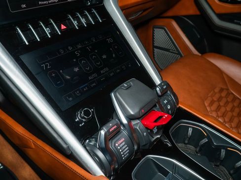Used 2020 Lamborghini Urus image 23