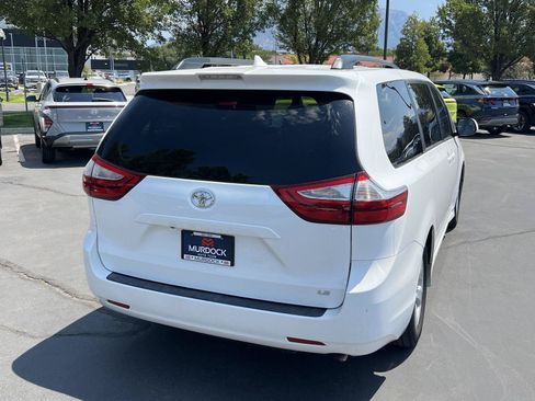 Used 2018 Toyota Sienna LE w/ Carpet Mat Package FWD image 8