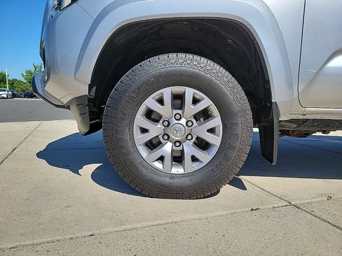 Used 2017 Toyota Tacoma SR5 AWD/4WD image 16