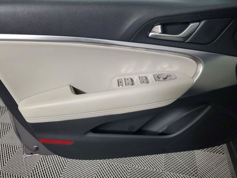Used 2025 Genesis G70 2.5T RWD image 17