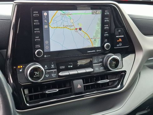 Used 2021 Toyota Highlander XLE image 19