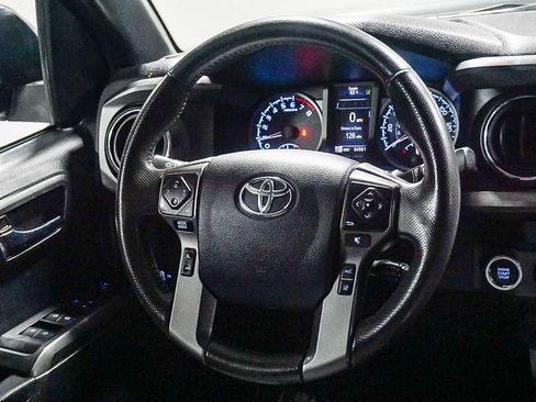 Used 2019 Toyota Tacoma TRD Off-Road w/ Technology Package AWD/4WD image 17