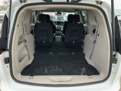 Used 2023 Chrysler Voyager LX image 11