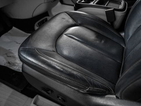 Used 2018 Chrysler Pacifica Touring-L image 36