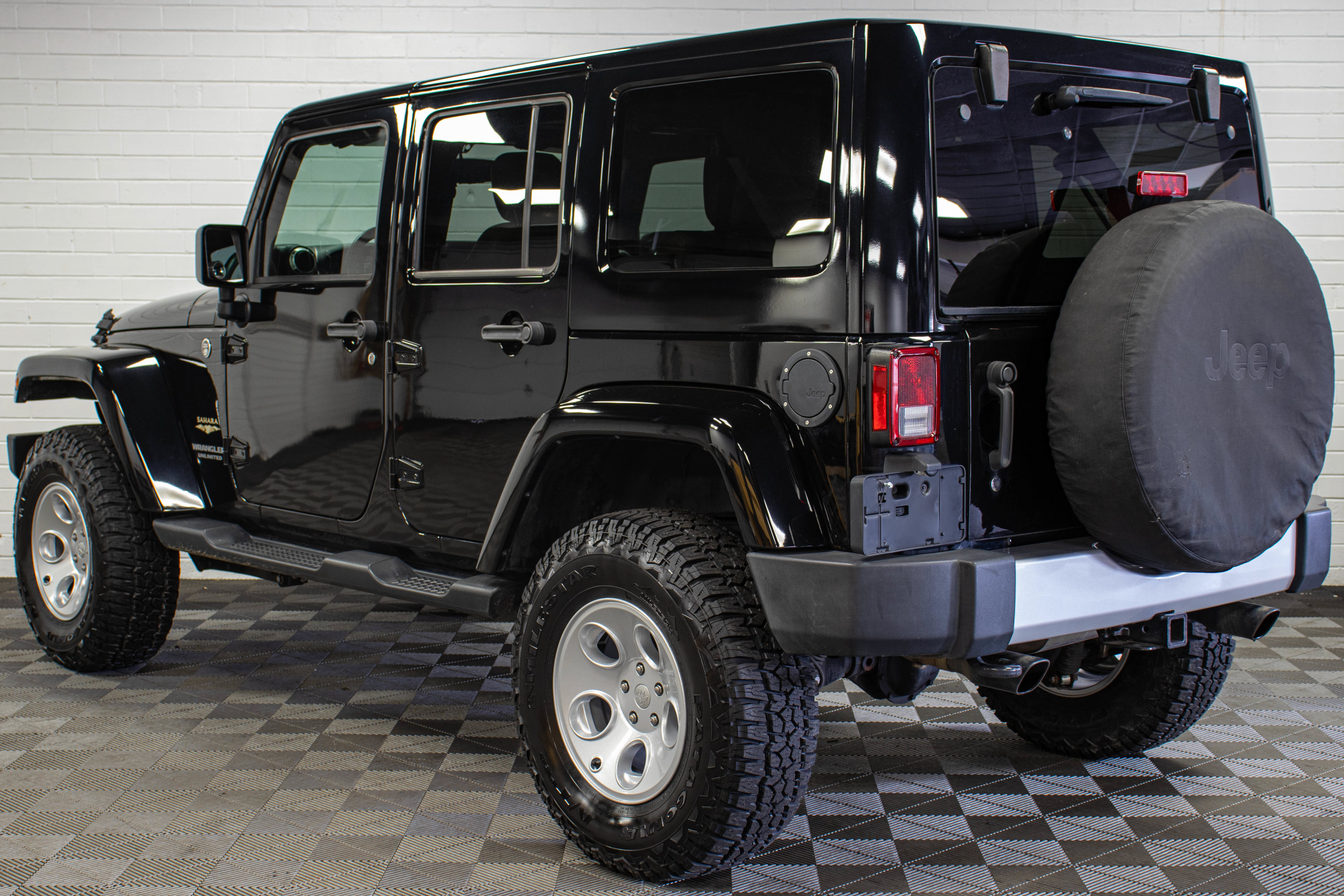 Used 2015 Jeep Wrangler Unlimited Sahara w/ Max Tow Package AWD/4WD image 5