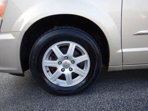 Used 2013 Chrysler Town & Country Touring FWD image 28