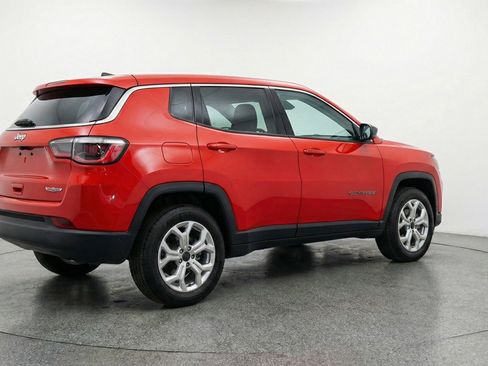 Used 2025 Jeep Compass Latitude AWD/4WD image 9