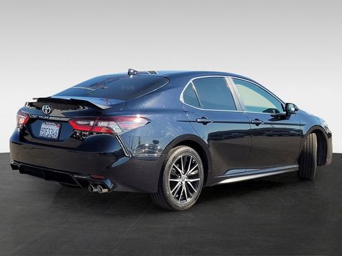 Used 2023 Toyota Camry SE image 4