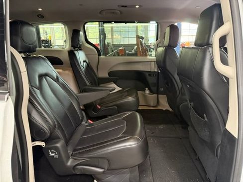 Used 2024 Chrysler Pacifica Touring-L FWD image 11