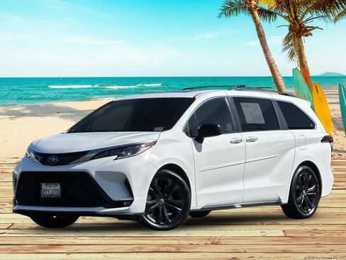 Used 2022 Toyota Sienna XSE FWD image 2