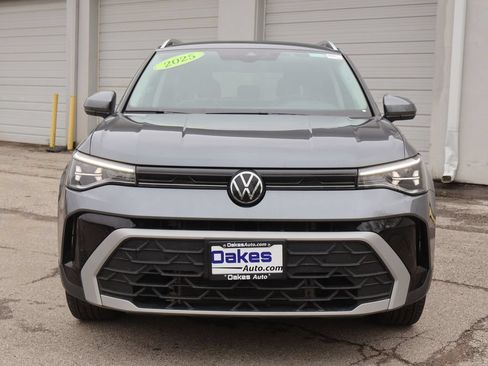 Used 2025 Volkswagen Taos SE FWD image 3