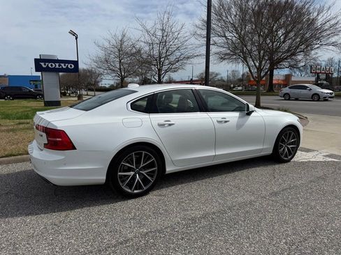 Used 2017 Volvo S90 T6 Momentum w/ Vision Package image 11