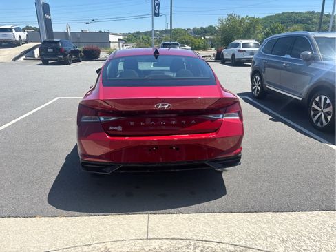 Used 2023 Hyundai Elantra SEL image 4