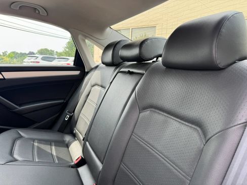 Used 2012 Volkswagen Passat 2.5 SE FWD image 32