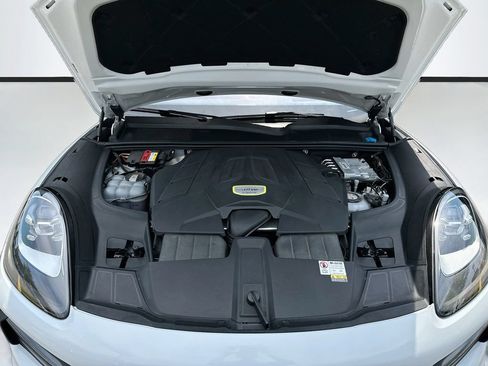 Certified 2023 Porsche Cayenne Platinum Edition AWD/4WD image 32