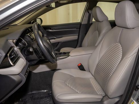 Certified 2020 Toyota Camry SE image 10