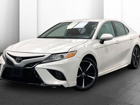 Used 2019 Toyota Camry XSE image 9