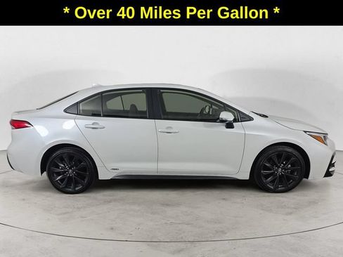 Used 2024 Toyota Corolla SE w/ SE Package AWD/4WD image 4