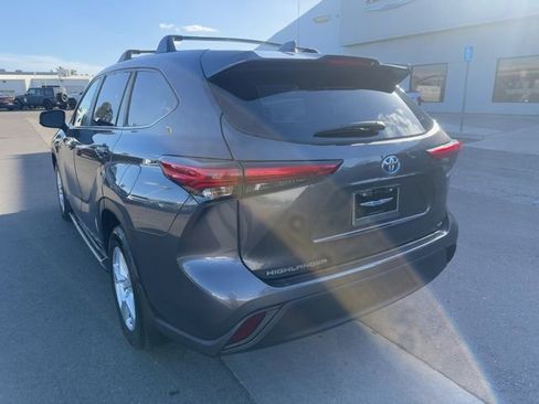 Used 2023 Toyota Highlander LE image 3