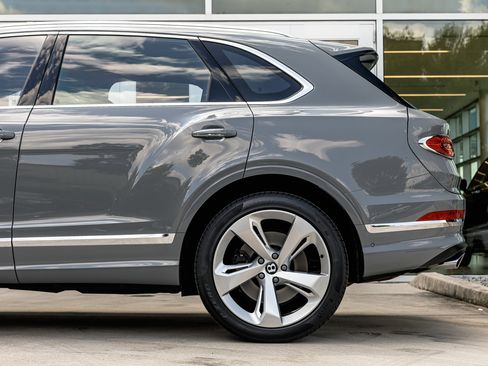 Used 2024 Bentley Bentayga image 16
