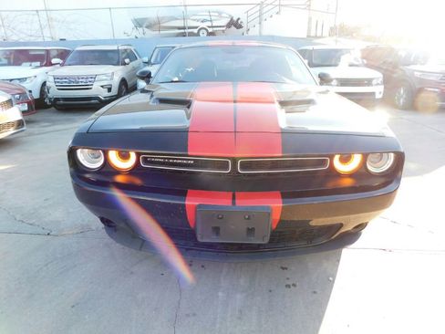 Used 2016 Dodge Challenger SXT image 2