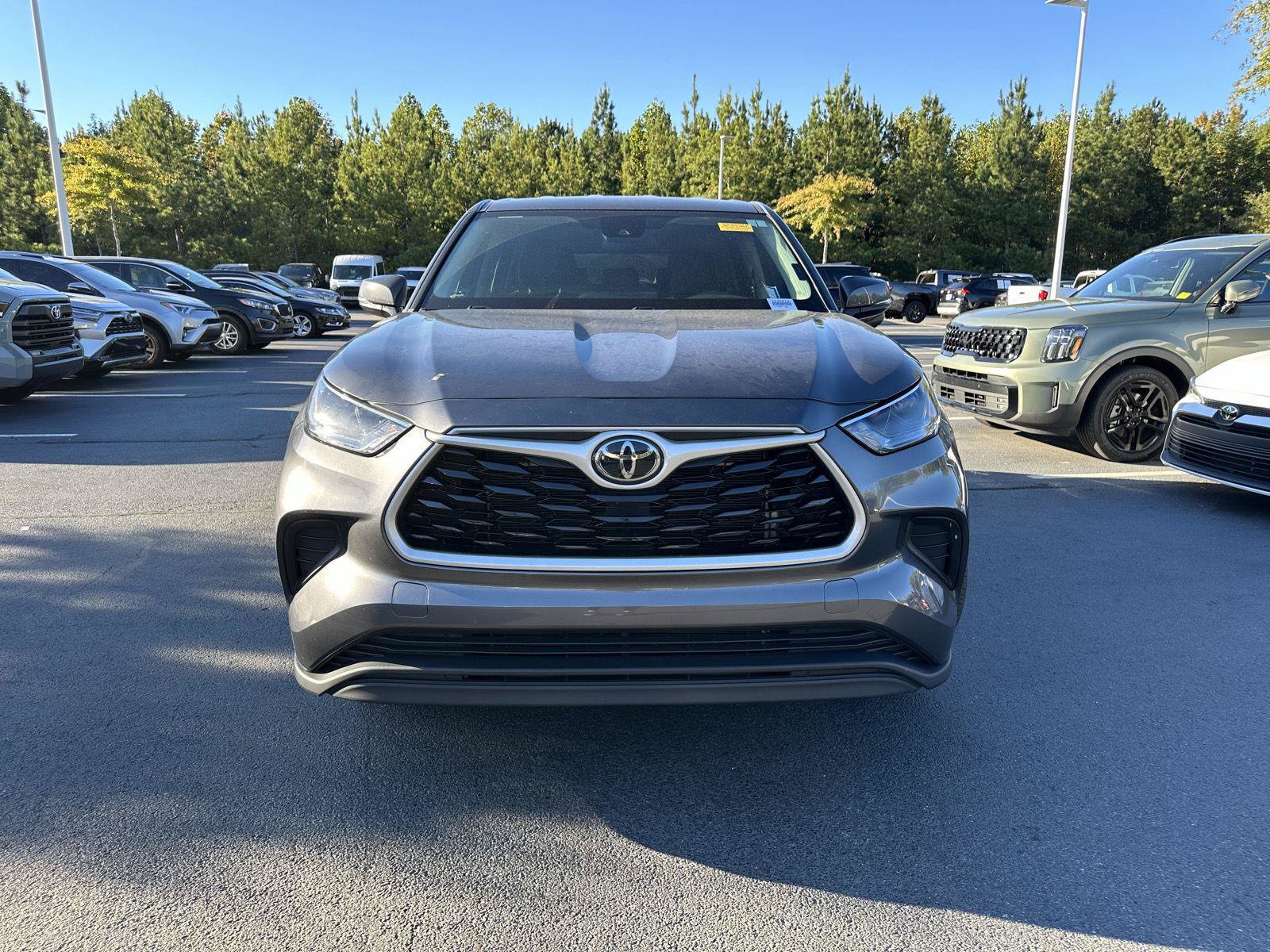 Used 2023 Toyota Highlander L FWD image 3