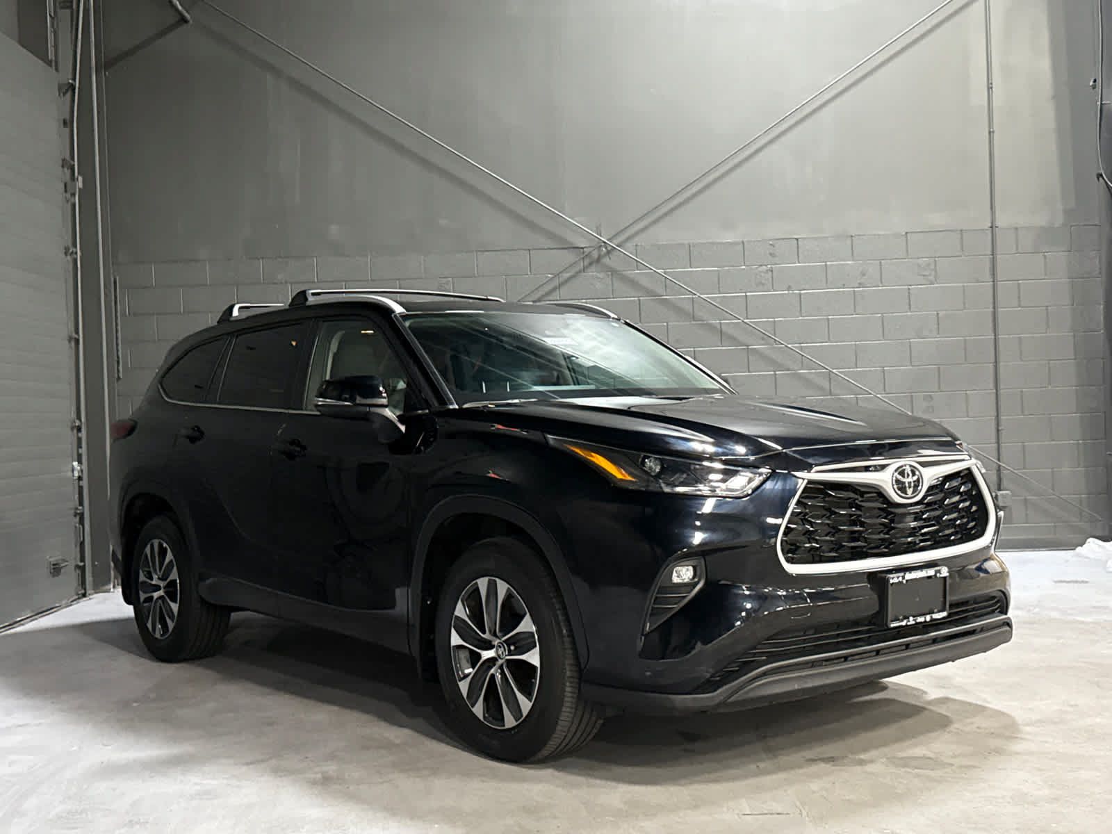 Used 2023 Toyota Highlander XLE AWD/4WD image 1