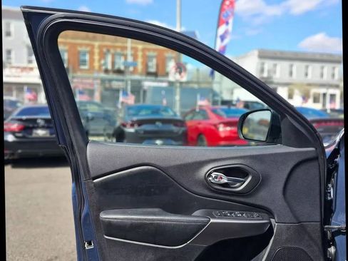 Used 2020 Jeep Cherokee Latitude Plus w/ Cold Weather Group image 10