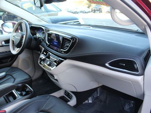 Used 2017 Chrysler Pacifica Platinum image 23