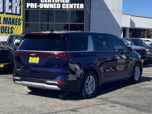 Used 2024 Kia Carnival LX image 3