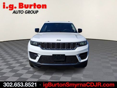 Used 2023 Jeep Grand Cherokee Laredo AWD/4WD image 2