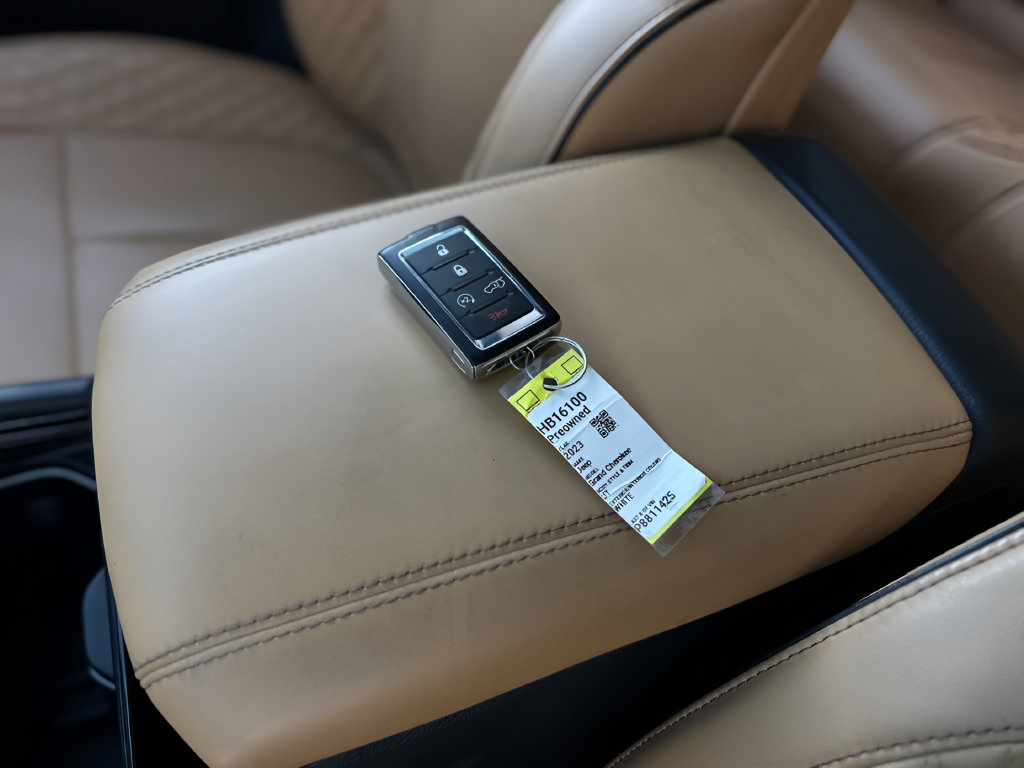 Used 2023 Jeep Grand Cherokee Summit w/ Luxury Tech Group V RWD image 27