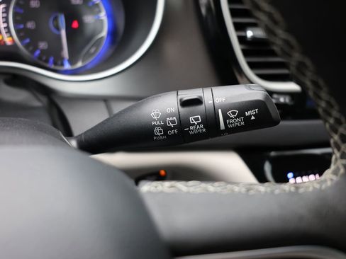 Used 2024 Chrysler Pacifica Touring-L FWD image 19