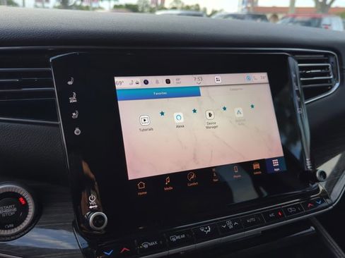 Used 2022 Jeep Wagoneer Series II RWD image 17