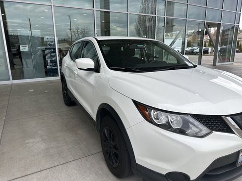 Used 2019 Nissan Rogue Sport S image 2
