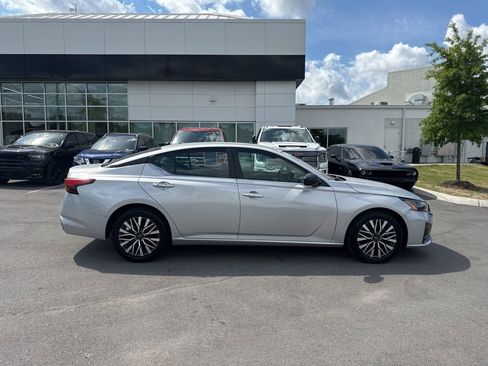 Used 2024 Nissan Altima 2.5 SV FWD image 8