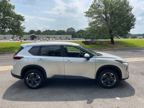 Used 2025 Nissan Rogue SV image 6