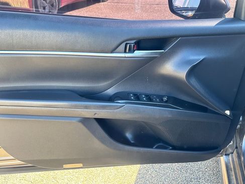 Used 2018 Toyota Camry SE w/ Convenience Package image 2