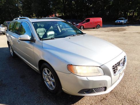 Used 2010 Volvo V70 image 1