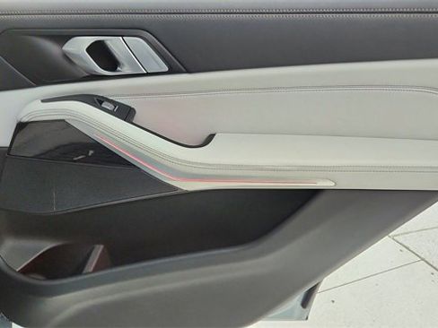 Used 2025 BMW X7 xDrive40i w/ M Sport Package image 27