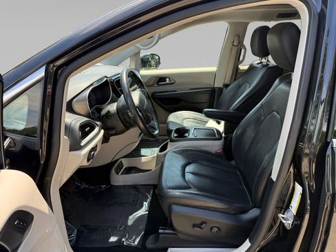 Used 2021 Chrysler Pacifica Touring-L w/ Uconnect Theater Family Group FWD image 11