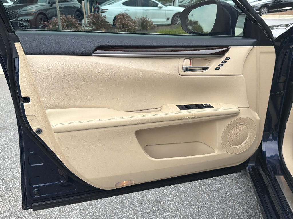 Used 2015 Lexus ES 350 w/ Luxury Package FWD image 12