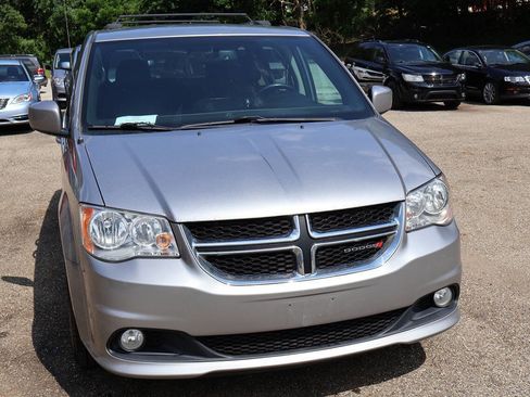 Used 2017 Dodge Grand Caravan SXT FWD image 2